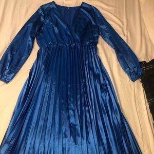 Blue pleated dress, long